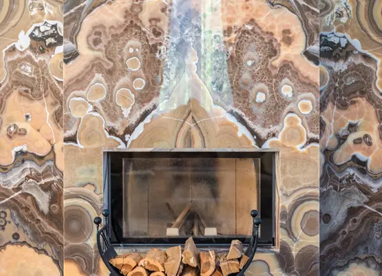 Fornir kamienny w salonie jako wykończenie kominka