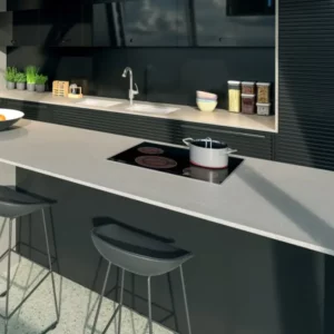 otwór w blacie pod płytę grzewczą surowy