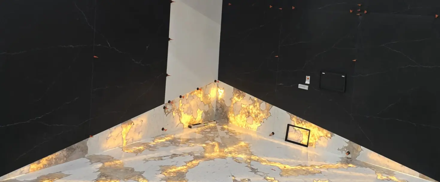 Blaty podświetlane z konglomeratu SiQuartz w kuchni i łazience