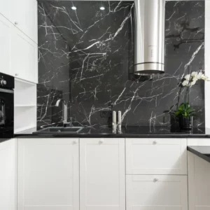 Fornir kamienny w salonie jadalni i kuchni