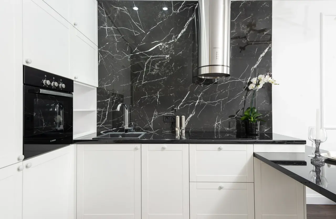 Jak łączyć kamień we wnętrzach - marmur, granit, spieki kwarcowe i konglomeraty oraz forniry kamienne