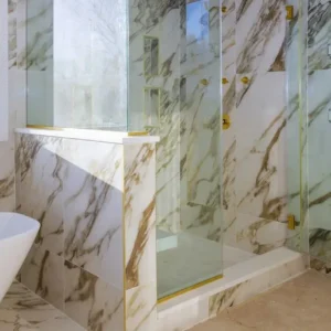 Marmur czy granit do hotelu? Szlachetne wybory, trwałe efekty