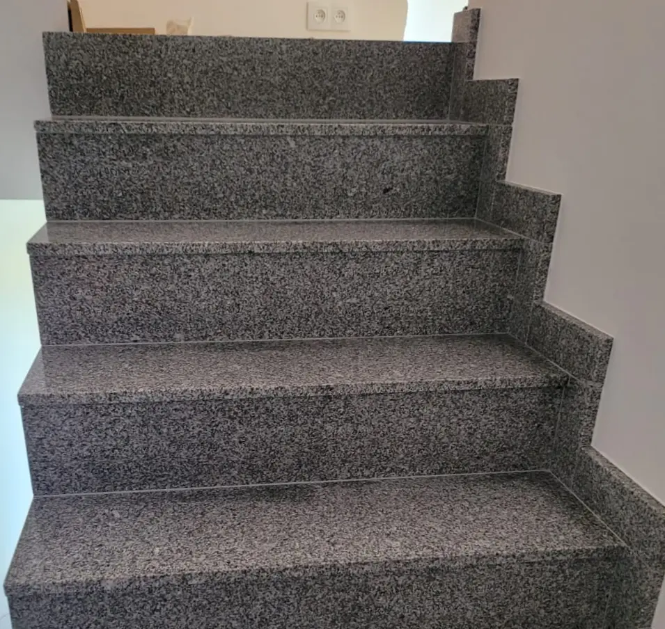 Schody granitowe wewnętrzne z cokołami