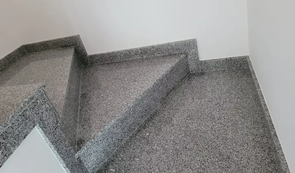 Schody wewnętrzne zabiegowe z cokołami - granit Bianco Crystal