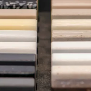 Klej do granitu a kleje do konglomeratów kwarcowych – porównanie i praktyczne zastosowania