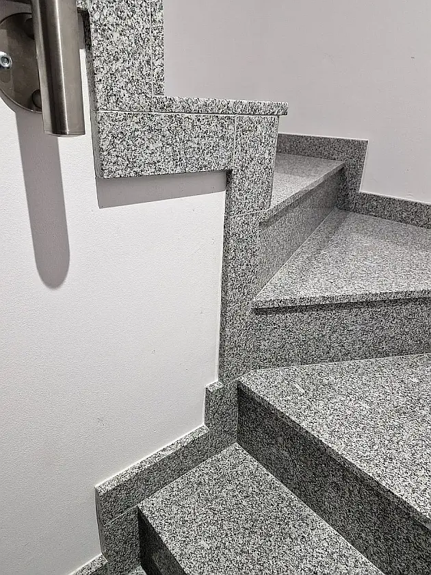 Schody z granitu wewnętrzne zabiegowe - realizacja MM Stone