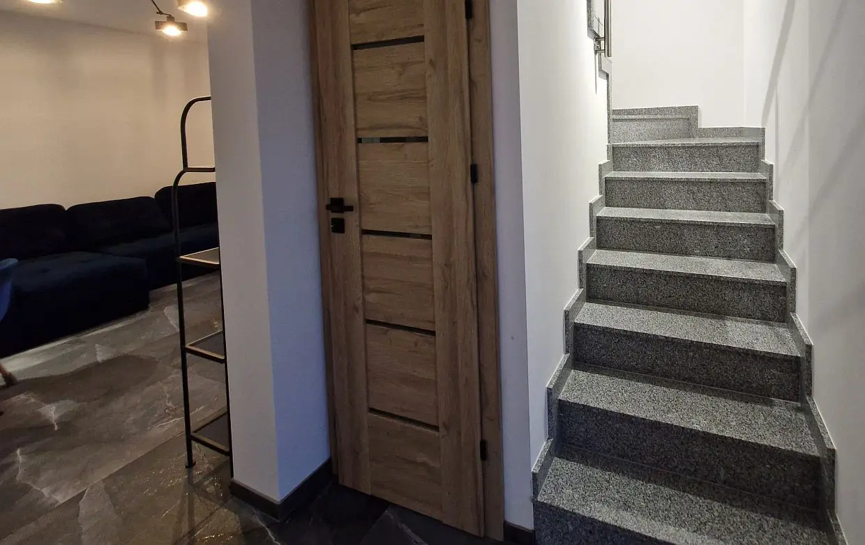 Granitowe schody wewnętrzne zabiegowe wykonane poprawnie