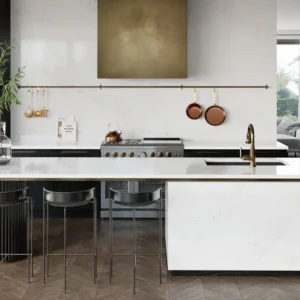 Kamień we wnętrzach – jak łączyć granit, marmur i fornir kamienny w projektach premium