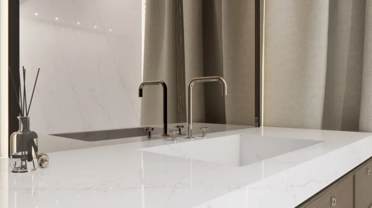 Blat do łazienki z konglomeratu kwarcowego Statuarietto Gold marki SiQuartz - produkty premium w MM Stone